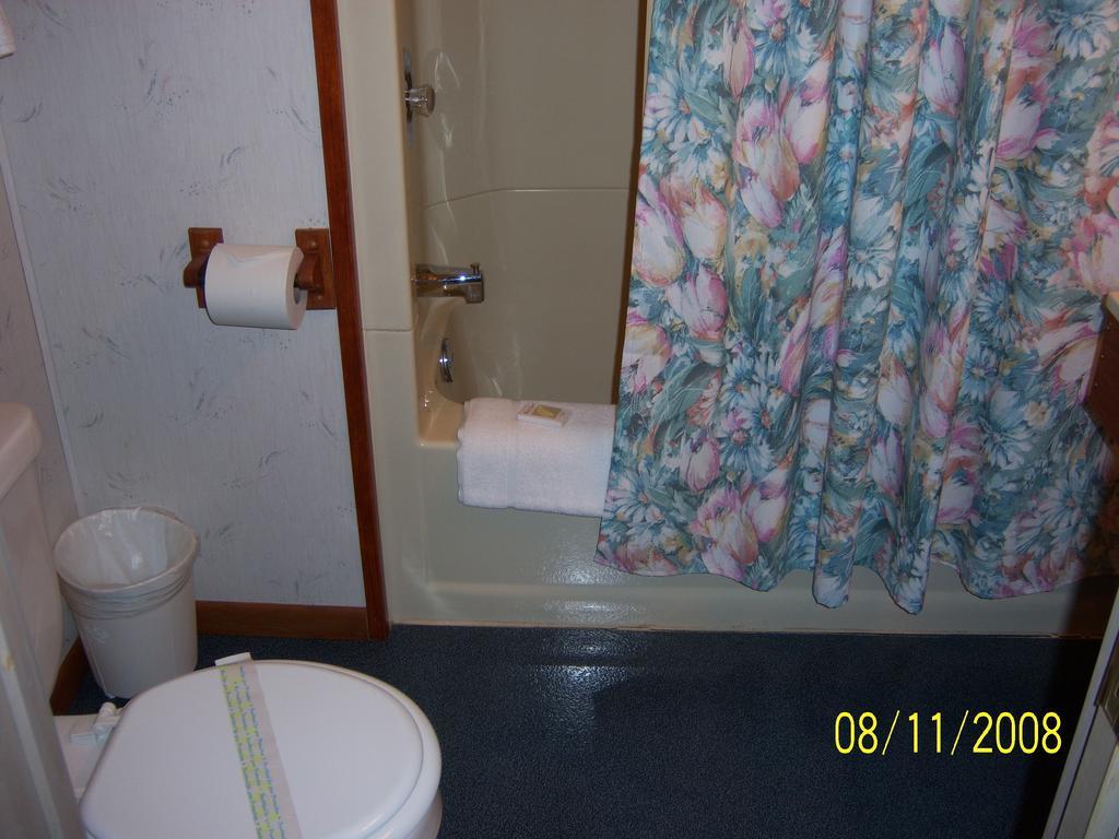 Travelers Inn Motel Eagle River Habitación foto
